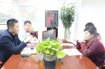 中国社会经济决策咨询中心领导莅临爱国小男孩科技 洽谈深度合作共促发展